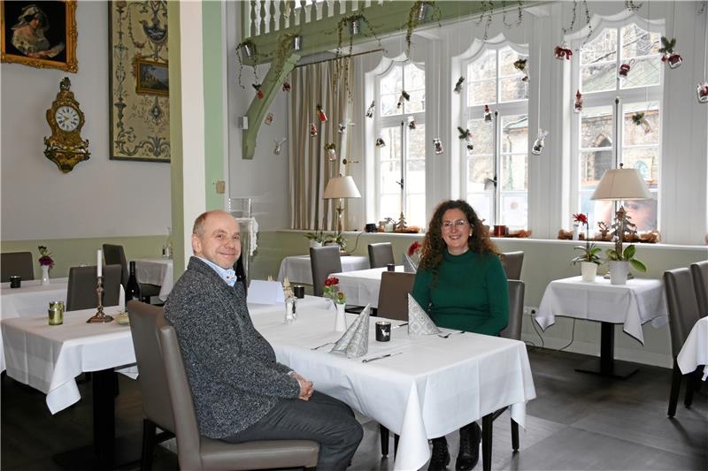 Keine Gäste im Hotel – ein komisches Gefühl für die Gastgeber Jürgen und Rosemarie Prien, die fürs Foto in ihrem verwaisten Restaurant Platz nehmen. Sie haben renoviert, die Küche auf Slow Food umgestellt und die Rechtsform gewechselt – jetzt hoffen sie darauf, Ostern wieder öffnen zu dürfen. Foto: Kempfer