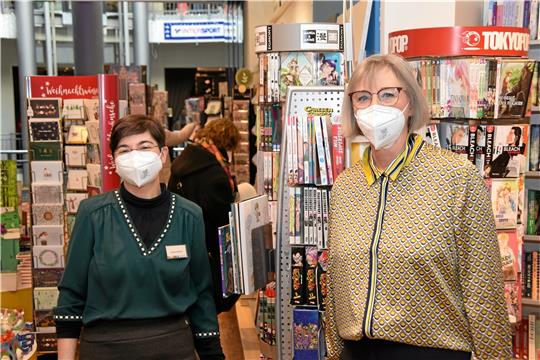Keine Probleme mit der FFP2-Maskenpflicht: Bettina Warnecke (re.) und Claudia Mehnert in der Buchhandlung Böhnert.  Foto: Kleine