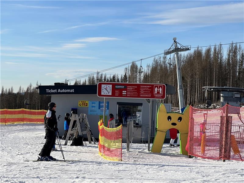 Braunlage: Skifahren soll bis zum Wochenende möglich sein Keine Schlangen, keine Wartenzeiten und das bei Sonnenschein: Am Montag können die Wintersportler das Skifahren am Wurmberg richtig genießen. Foto: Eggers