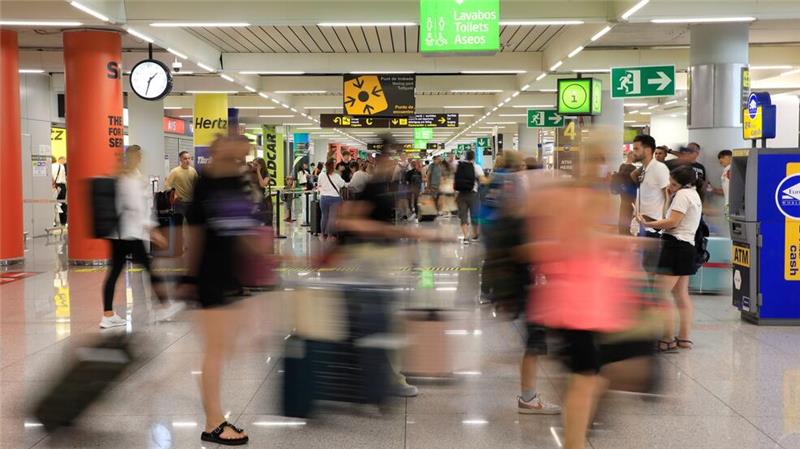 Hotels in Spanien melden Übernachtungs- und Preisrekorde Keine Seltenheit: Hektik am Flughafen von Palma. (Foto Archiv)