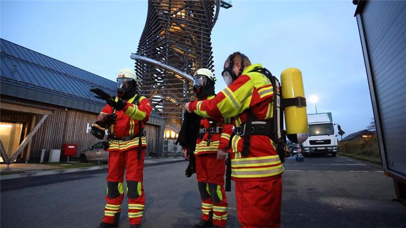 Unter Atemschutz: Feuerwehr trainiert Aufstieg auf den Harzturm Keine Sorge, es ist nur eine Übung: Atemschutzgeräteträger trainieren am Montagabend ihre Belastbarkeit am Harzturm in Torfhaus.