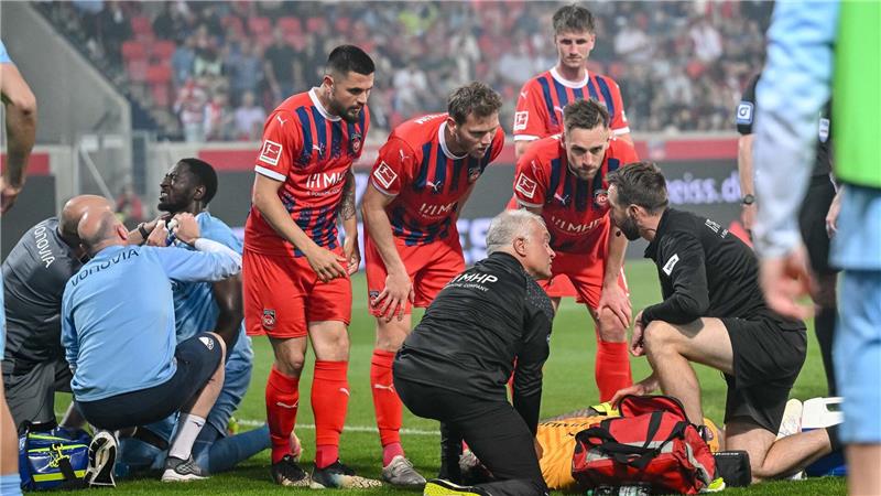 Nach dramatischen Szenen: Schnelles Comeback von Müller? Keine Sorgen mehr: Heidenheims Torwart Kevin Müller (am Boden liegend) geht es wieder deutlich besser.