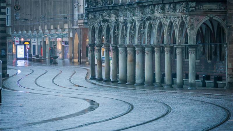 Keine Straßenbahn weit und breit - am Morgen vor dem Bremer Rathaus.