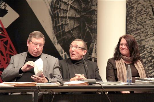 Keine Überraschung mehr in der Wundertüte: Wenn Burkhard Siebert am 31. Juli in den Ruhestand wechselt, soll ihn Dirk Becker (M.) am 1. August im Amt des Ersten Stadtrates nachfolgen. Rechts im Bild: Bauservice-Fachbereichsleiterin Marion Siegmeier. Archivfoto: Schenk