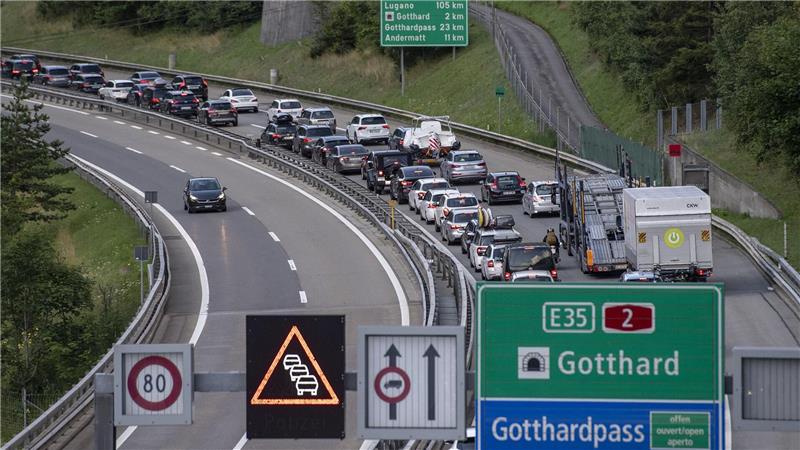 Schweiz will bei Ausländern für Durchfahrt kassieren Keine extra-Gebühren: Die Durchfahrt durch den Gotthard-Straßentunnel ist umsonst. (Archivbild)