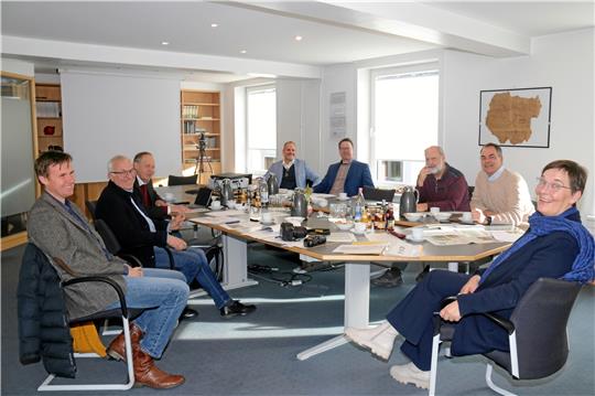 Keine leichte Aufgabe für die Jury, die Gewinner des Fotowettbewerbgs zu ermitteln: (v.l.) ARL-Pressesprecher Joseph Wachtel, Uwe Borsutzky, Geschäftsführer Harzer Kartonagen, Welterbe-Chef Gerhard Lenz, Thomas Ebert, Geschäftsführer der Kreiswirtschaftsbetriebe, Michael Conzen, Fachbereichsleiter für Bildung und Kultur beim Landkreis, Dr. Friedhart Knolle (BUND), GZ-Chefredakteur Jörg Kleine und Dr. Ulrike Witt, Landesbeauftragte für regionale Landesentwicklung, .  Foto: Roß