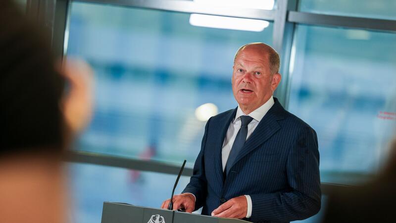 Keine leichte Entscheidung: Bundeskanzler Olaf Scholz (SPD) verteidigt den Gefangenaustausch mit Russland bevor er einige der Rückkehrer am Flughafen persönlich trifft. 