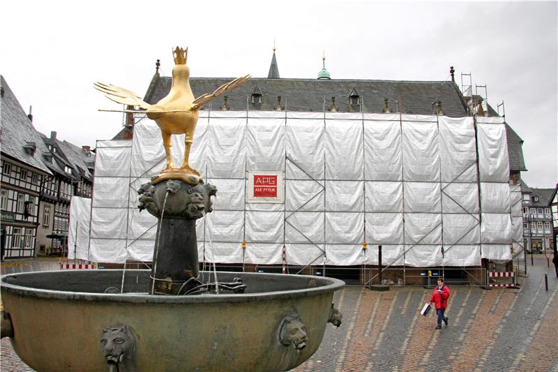 Rathaus-Neueröffnung: Start mit Rissen und Rätseln Keine schöne Ansicht: Gerade in der ersten Phase der Untersuchungen und der Sanierung ist das Rathaus längere Zeit verhüllt. Archivfotos: Schenk