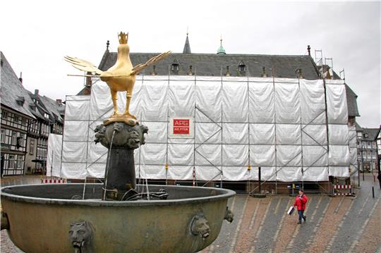 Keine schöne Ansicht: Gerade in der ersten Phase der Untersuchungen und der Sanierung ist das Rathaus längere Zeit verhüllt.  Archivfotos: Schenk