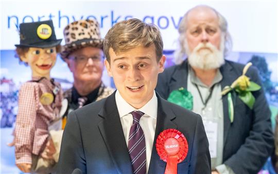 Keir Mather, Sieger der Nachwahlen und Kandidat der Labour Party, spricht im Selby Leisure Centre.