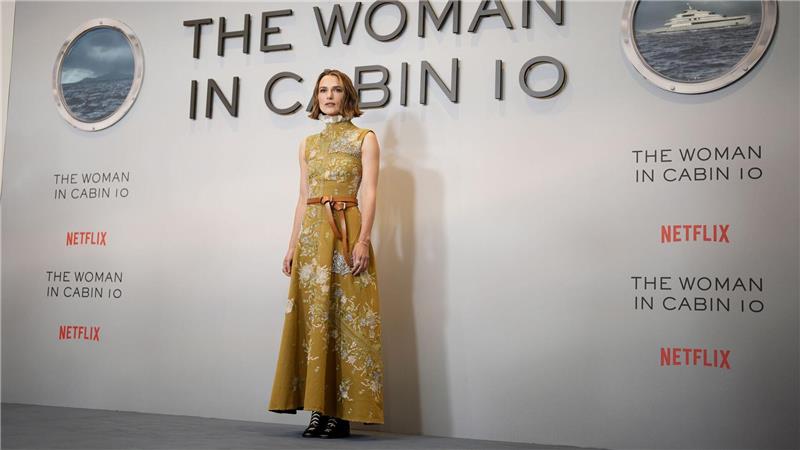 „Woman in Cabin 10“ startet auf Platz eins Keira Knightley vor einer „The Woman in Cabin 10“-Wand Ende September in London. (Archivbild)