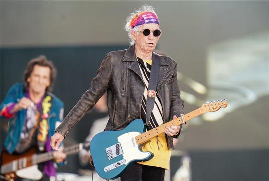Keith Richards (vorn) und Ronnie Wood von den Rolling Stones im Hyde Park in London auf der Bühne.
