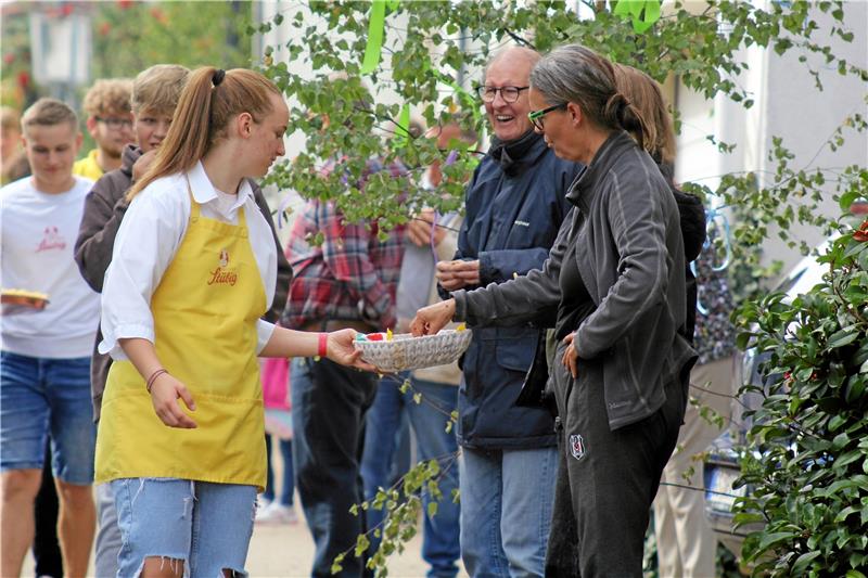 Beim Festumzug ist ganz Westerode auf den Beinen Kekse statt Kamelle: Die Bäckerei Stübig verteilt Süßes an die Gäste des Umzugs.