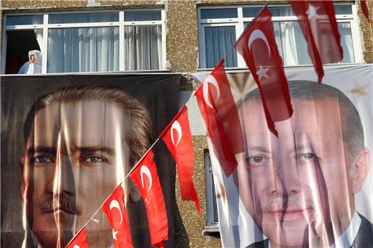Kemal Atatürk (l) hat die Türkei 1923 gegründet, heute steht Recep Tayyip Erdogan an der Spitze des Staates.