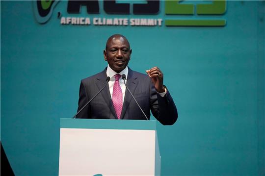Kenias Präsident William Ruto spricht während des Afrikanischen Klimagipfels.