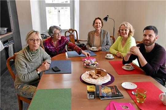 Goslars neuer Wortwerker Wühle will sich im Wald verlaufen Kennenlern-Runde in der Stadtschreiber-Wohnung: Dr. Heidi Johanna Roch (Stiftungskuratoriums-Vorsitzende, von links), Sabine Fontheim (Stiftungsvorsitzende), Dorothee Prüssner, Anja Mertelsmann (beide Vorstandsmitglieder) und der neue Wortwerker Armin Wühle beim ersten Treffen. Foto: Hartmann