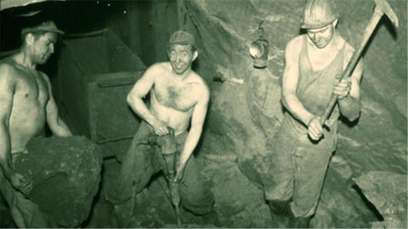 Kennt Bad Harzburg von oben und unten wie kaum ein Zweiter: Horst Woick (li.) in den 1950er Jahren, als er in Clausthal seinen Bergbauingenieur baute und in der Grube Friederike in Bad Harzburg arbeitete. Bergbau ist ein Schwerpunktthema auf Woicks Website.