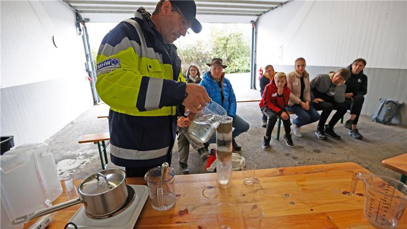 Zelten im Wohnzimmer - Ansturm auf Krisenkurse nach Blackout Kenntnisse für einfache Selbsthilfe-Tricks können über Krisenzeiten helfen. (Archivfoto)