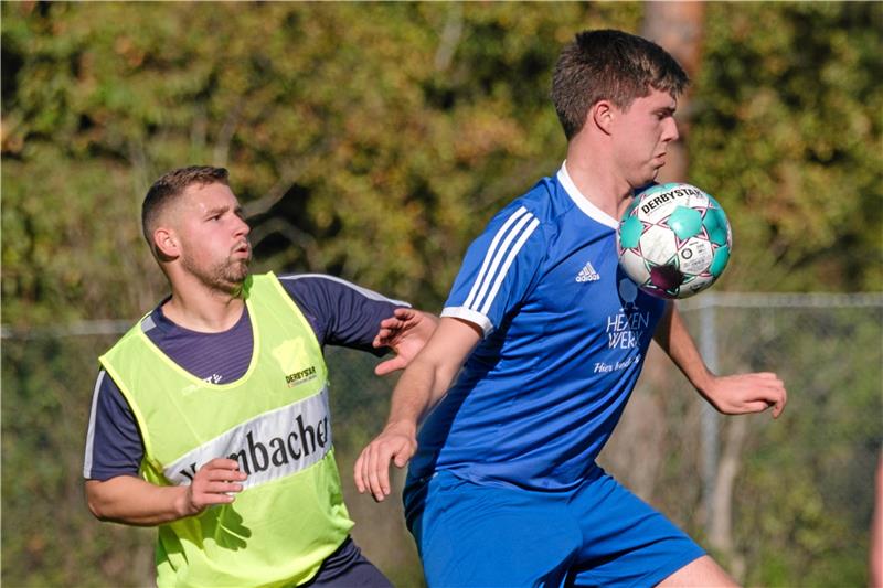 Kraftakt bringt SC 18 Harlingerode zurück auf Platz eins Keno Schimmelpfennig (re.) vom TSV Immenrode kontrolliert das Leder vor dem Wiedelaher Lennart Gens, der mit seiner Mannschaft in der Hainberg-Arena mit 0:7 unterlag. Foto: Drechsler