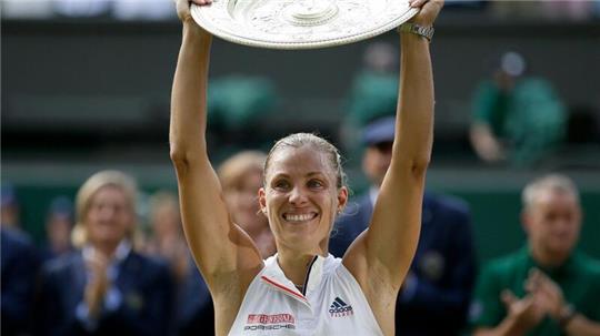 Kerber mit einer Trophäe in den Händen - das gab es seit ihrem Comeback noch nicht.