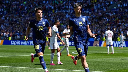 Kerim Alajbegovic (r.) brachte Bosnien-Herzegowina in Führung.