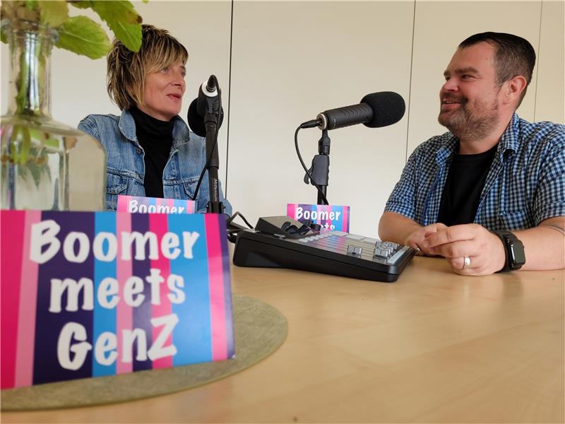 Propstei Bad Harzburg: Sprecher für neuen Podcast gesucht Kerstin Eilers-Kamarys und Michael Marintschak haben bereits die fürs Aufnehmen nötige Technik besorgt. Jetzt werden Sprecherinnen und Sprecher gesucht – in der zweiten Jahreshälfte soll „Boomer meets GenZ“ dann an den Start gehen. Foto: Exner