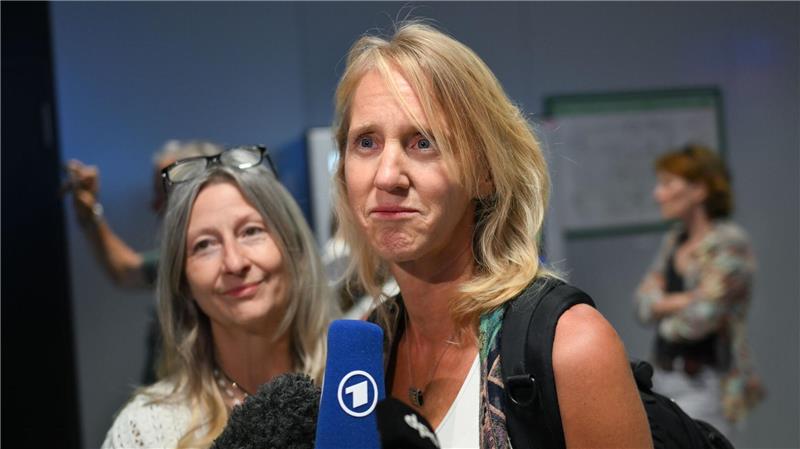 Israel-Rückkehrer in Deutschland gelandet Kerstin (r.) und Carina berichteten von einer abenteuerlichen Reise nach Amman.