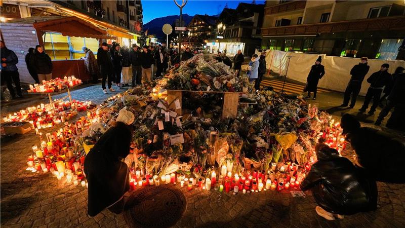 Kerzen, Blumen und Botschaften erinnern an die getöteten jungen Menschen.