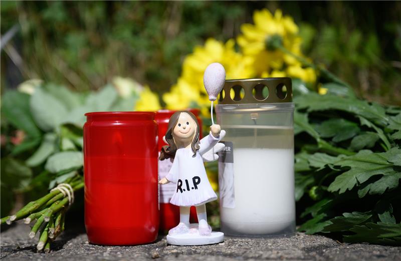 Kerzen, Blumen und Figuren zum Gedenken an eine getötete 15-jährige liegen an einem Tatort an einer Grünfläche am Hans-Böckler-Ring. Foto: dpa