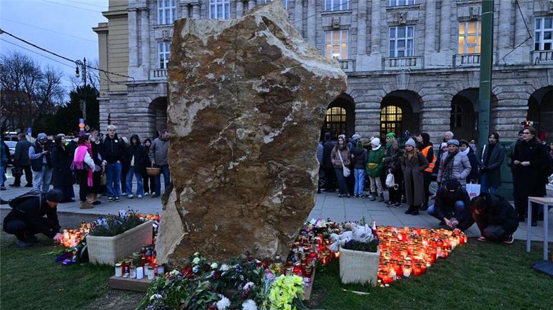 Prag gedenkt der Opfer des Amoklaufs vor einem Jahr Kerzen brennen am Mahnmal für die Opfer des Amoklaufs an der Karls-Universität in Prag vor einem Jahr (Foto aktuell).