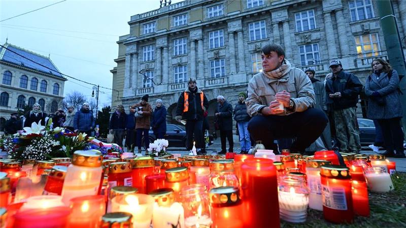 Prag gedenkt der Opfer des Amoklaufs vor einem Jahr Kerzen brennen am Mahnmal für die Opfer des Amoklaufs an der Karls-Universität in Prag vor einem Jahr (Foto aktuell).