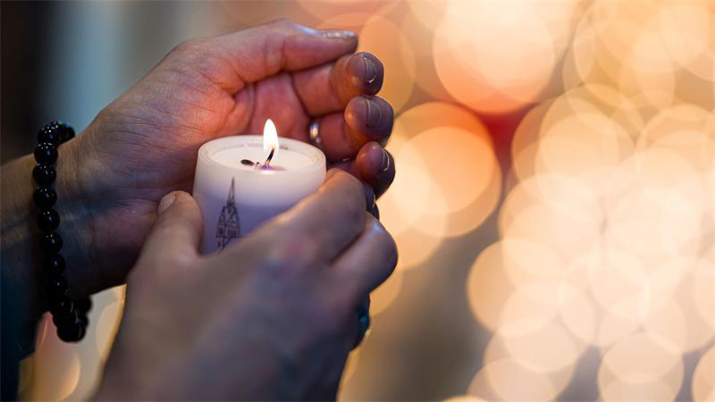 Kerzen brennen nach einer Andacht für die Verstorbenen in Stade. In einer Jugendeinrichtung in Stade waren am 29. Juni mehrere Menschen durch Schüsse gestorben.