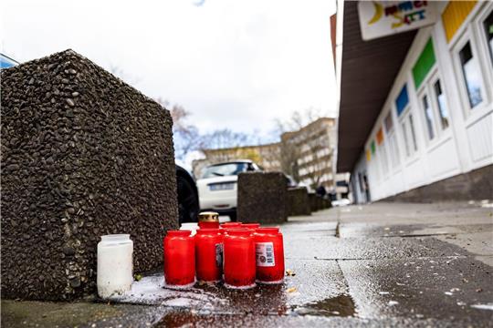 Kerzen erinnern am Tatort in Duisburg an den getöteten 35-Jährigen. (Archivbild)