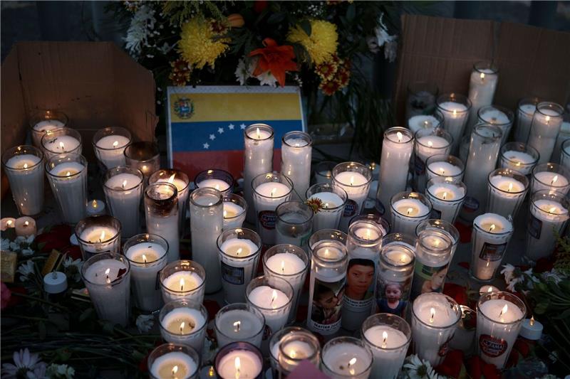 Trauer und Gebete nach Brand in Mexiko mit 38 Toten Kerzen stehen auf einem Altar während einer Mahnwache für die Opfer des Brandes.