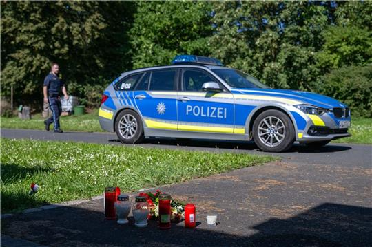 Kerzen und Blumen am 9. September vor  dem Schulzentrum in Lohr am Main.
