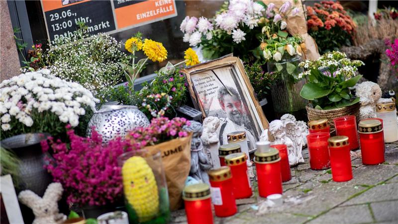 Kerzen und Blumen erinnern am Tatort an Lorenz. (Archivbild)