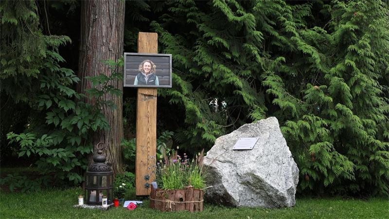Kerzen und Blumen erinnern an dem Gedenkort an Laura Dahlmeier. (Archivbild) 
