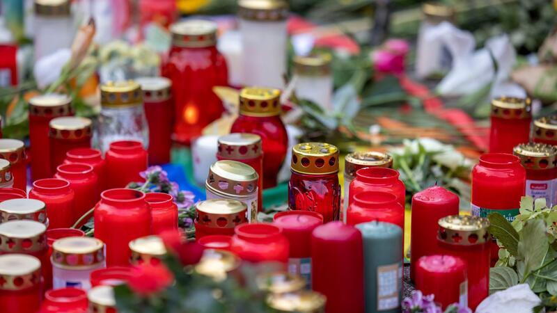 Kerzen und Blumen erinnern an die Opfer der Messerattacke.