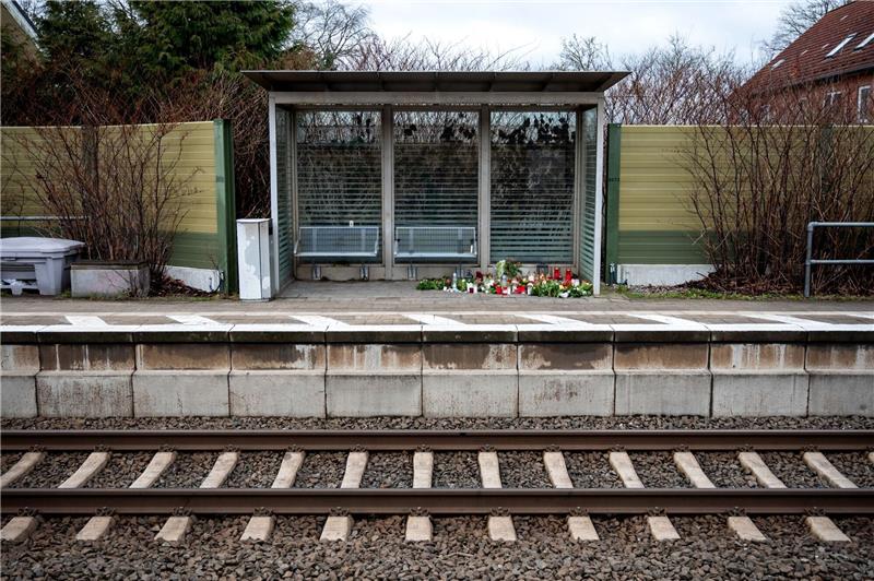 Kerzen und Blumen im Bahnhof Brokstedt: Bei der Messerattacke in einem Regionalzug wurden zwei junge Menschen getötet und fünf verletzt.