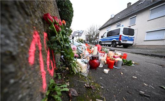 Kerzen und Blumen stehen im Dezember vergangenen Jahres am Tatort in Illerkirchberg.