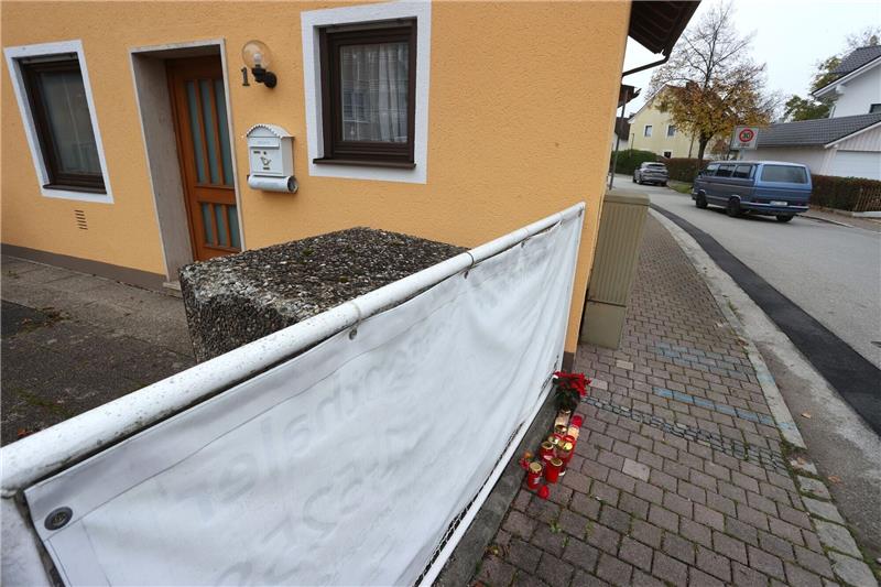Tote in Weilheim starben durch Schüsse und stumpfe Gewalt Kerzen und Blumen stehen vor dem Haus in Weilheim.
