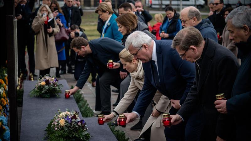 Kerzen und stille Andacht: Am vierten Jahrestag der Befreiung der ukrainischen Kleinstadt Butscha von russischen Besatzungstruppen gedenken Außenminister Johann Wadephul (r., CDU) und andere EU-Spitzenpolitiker gemeinsam mit dem ukrainischen Außenminister Andrij Sybiha (m.) der Opfer. 