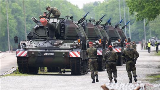 Kettenfahrzeuge der Panzergrenadierbrigade 37 bei einer Heimatschutzübung zur Bahnentladung am Truppenübungsplatz.