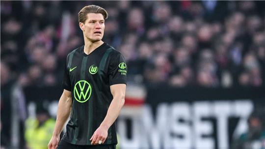 Kevin Behrens (hier im Trikot des VfL Wolfsburg) sorgte bei seinem neuen Club für negative Schlagzeilen. (Archivbild)