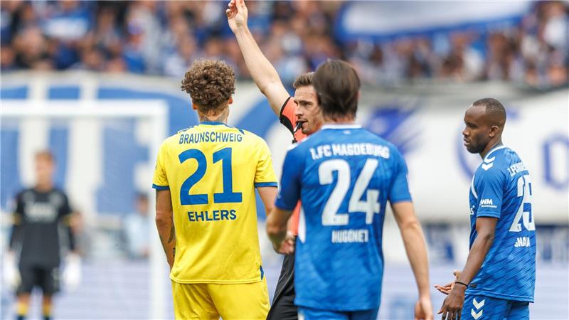 Kevin Ehlers (l) sieht die Rote Karte