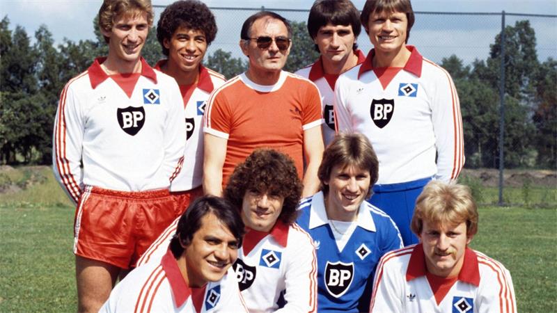 Englands Fußball-Legende Kevin Keegan stirbt im Alter von 75 Kevin Keegan (M) mit früheren Teamkollegen beim Hamburger SV. (Archivbild)