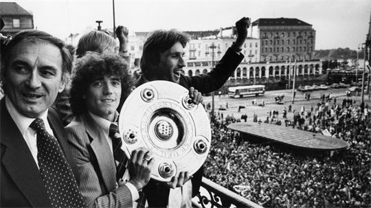 Kevin Keegan nach dem Gewinn der Meisterschaft mit dem HSV. (Archivbild)