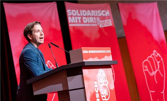 Kevin Kühnert, Generalsekretär der SPD, spricht beim Bundeskongress der Jungsozialisten.