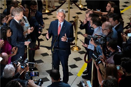 Kevin McCarthy (M), Sprecher des Repräsentantenhauses, spricht auf dem Capitol Hill mit Reportern über die Verhandlungen zur Schuldengrenze.