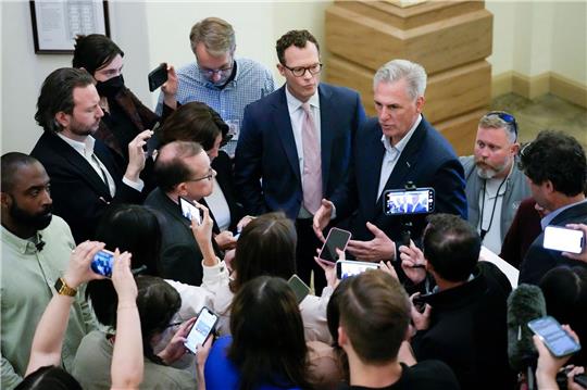 Kevin McCarthy (M-r), Sprecher des Repräsentantenhauses, hat sich im Schuldenstreit mit US-Präsident Joe Biden auf einen Deal geeinigt.